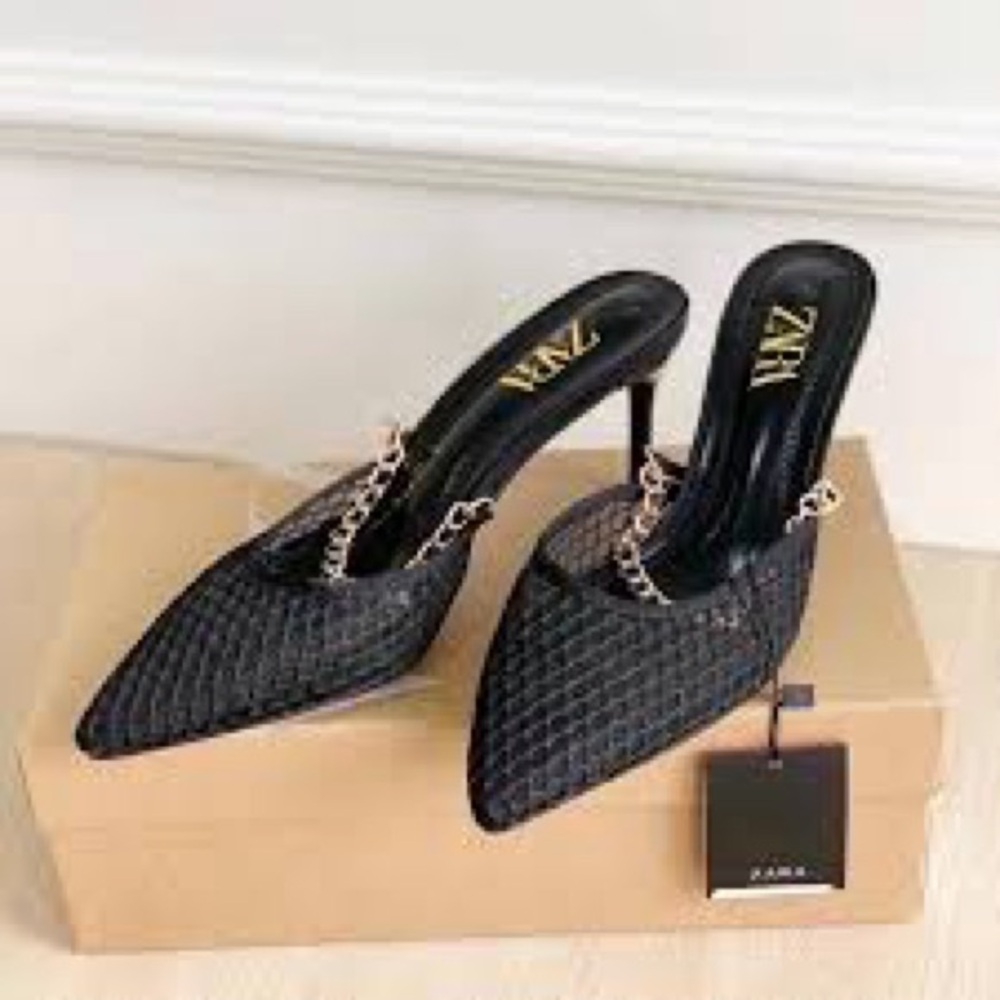 Zara pointed heel with gold chain